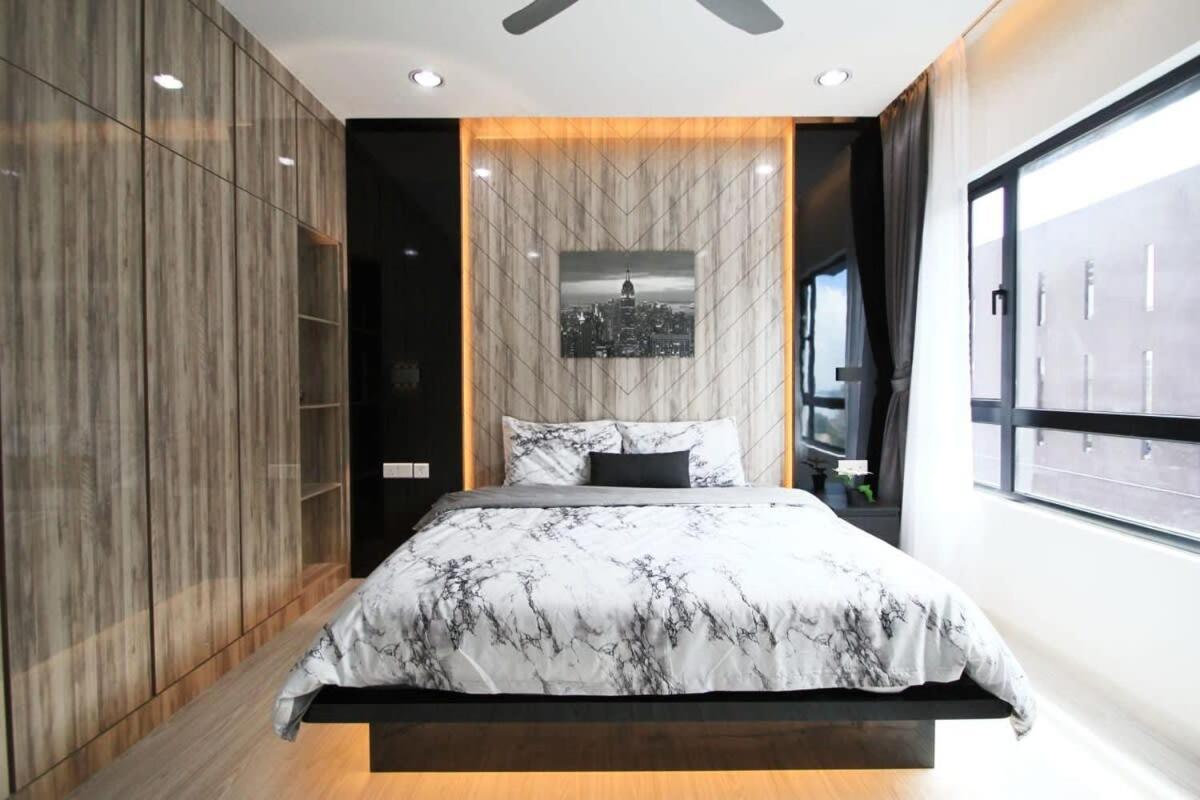 A Stylish High-Floor 2Br Suasana Suites Views Johor Bahru Exterior photo